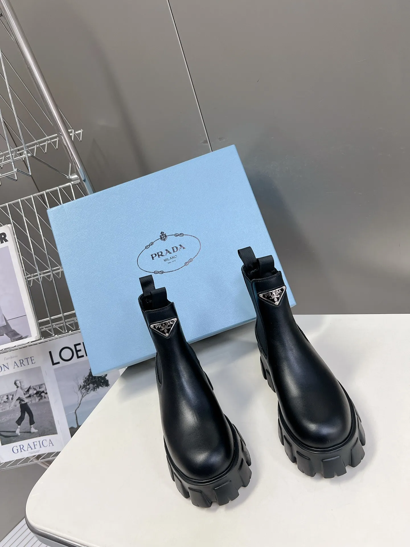 👟👟Ex-factory price 560👟👟 Women's shoes Women's Prada top version platform platform thick-soled pocket triangle logo couple's boots Original 1:1 customization, many Internet celebrities are on their feet, these shoes, cowhide color matching, injection molded triangle letters luogo process, very popular this year, can be worn for leisure and sports... ❶Fabric: Customized open edge beads ➕Injection molded triangle logo ❷Inner lining: Customized cowhide ❸Feet: customized cowhide ❹Outsole: original molded foam combination outsole ❺Sole thickness: 6cm ❻Number of sizes: women's 35-40